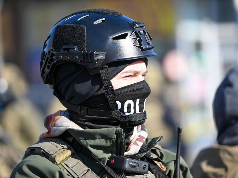 Un oficial federal hace guardia durante los enfrentamientos después de que ICE disparó fatalmente a un hombre varias veces mientras intentaban detenerlo en Minneapolis, Minnesota.