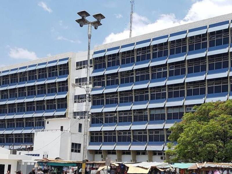 Más de 3,500 médicos siguen sin pago; Salud apunta a trámites internos.