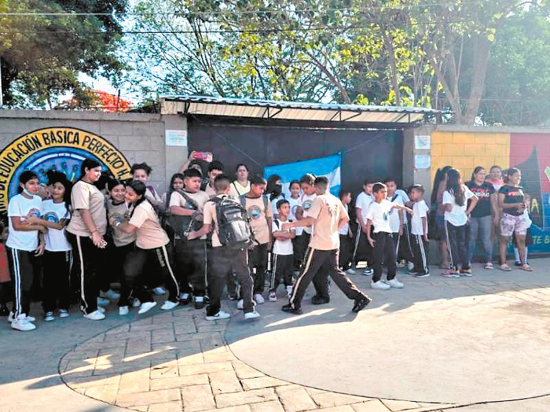 <b><span class=mln_uppercase_mln>chamelecón.</span></b> Alumnos y padres del centro Perfecto H. Bobadilla.