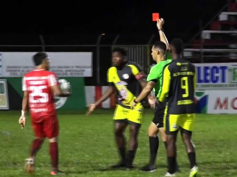 Franco Güity fue expulsado por Nelson Salgado al minuto de estar en el campo en el partido Real Sociedad-Génesis en la ida del repechaje del Torneo Apertura 2023.