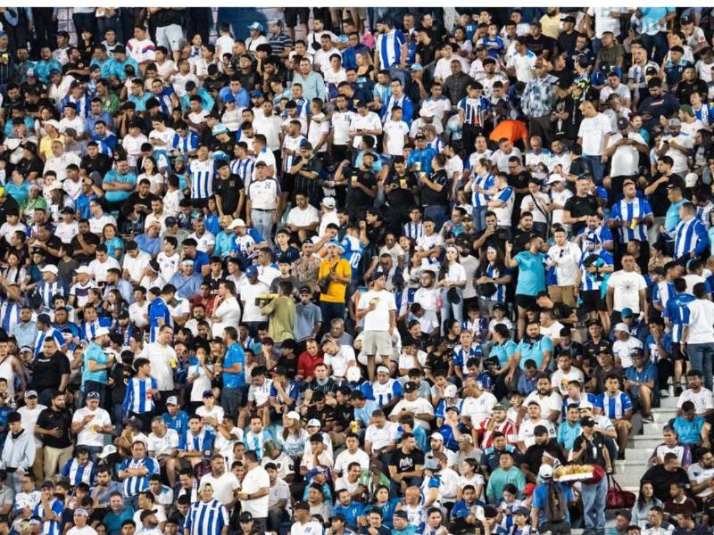 Nelson presenció el partido entre Honduras y Costa Rica desde silla.