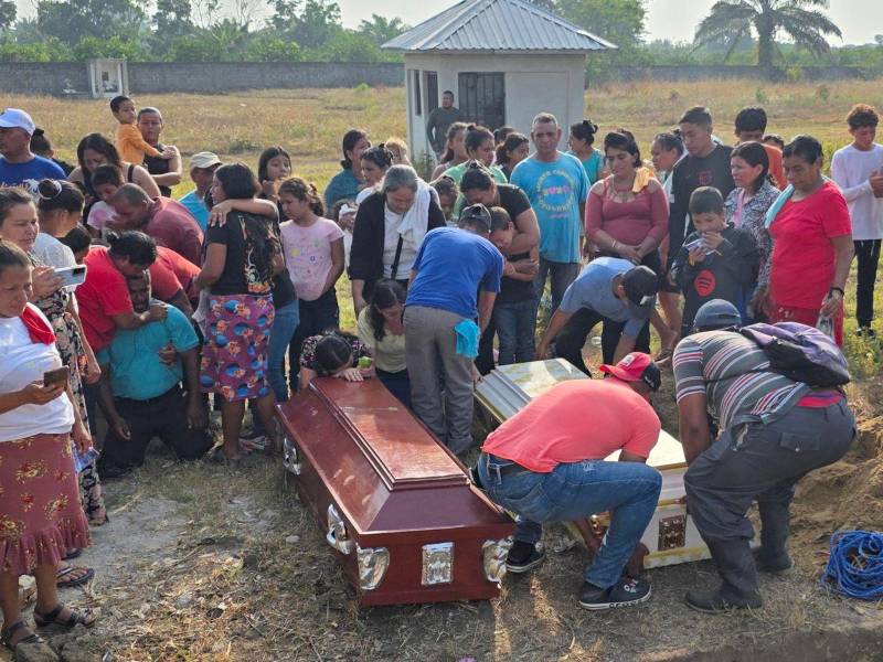 Fotografía del 22 de mayo de 2026 que muestra personas durante un funeral, en Rigores (Honduras).