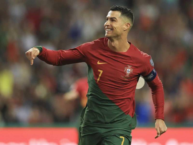 Cristiano Ronaldo anotó dos goles y Portugal derrotó a Eslovaquia para clasificar a la Eurocopa 2024.