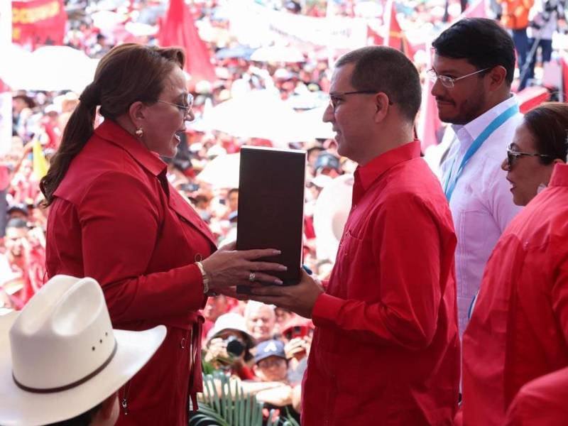 La condecoración al presidente venezolano fue entregada al ministro venezolano de Comunas y Movimientos Sociales, Jorge Arreaza, quien viajó en representación de Maduro en el segundo aniversario del Gobierno de Xiomara Castro en Honduras.