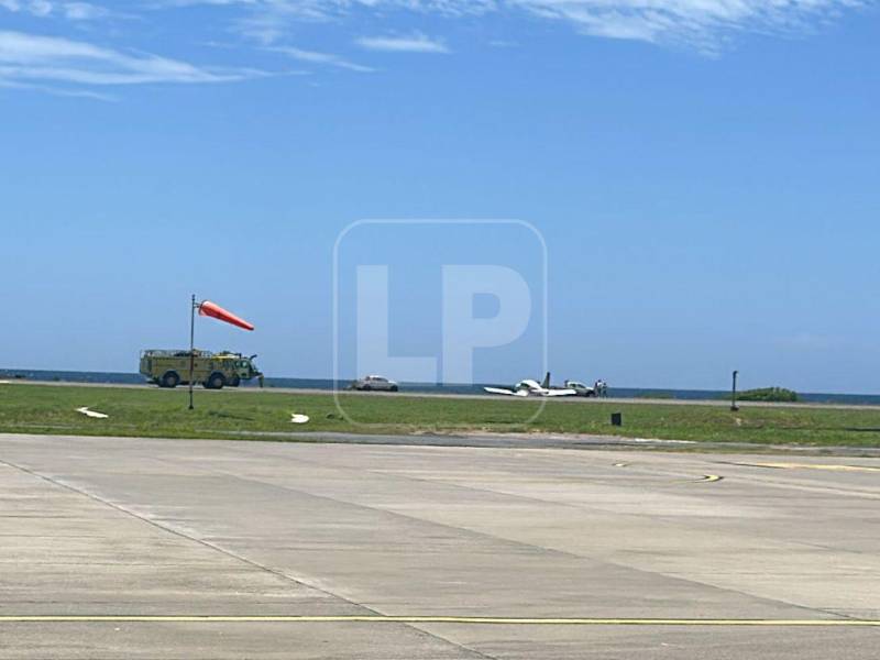 Una aeronave permanece en tierra tras el incidente registrado en las inmediaciones del aeropuerto. No se reportan pérdidas humanas.