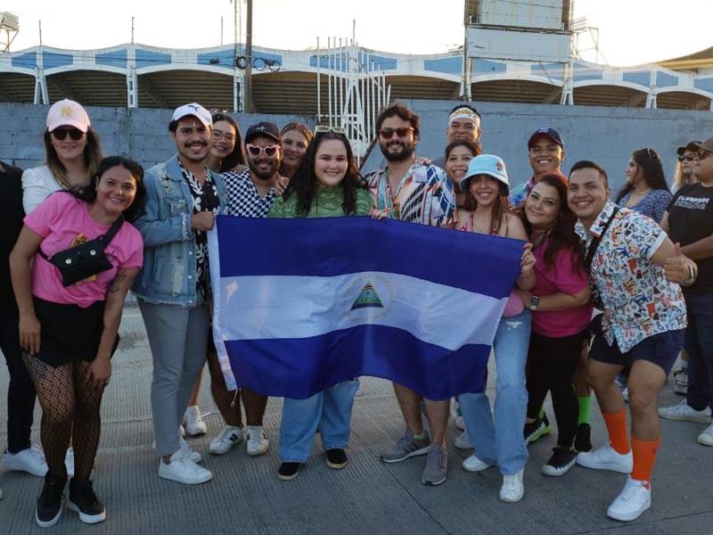 Un grupo de nicaragüenses previo al concierto de Bad Bunny.