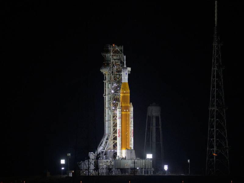 Se muestra el cohete del Sistema de Lanzamiento Espacial (SLS) y la nave espacial Orion de la misión Artemis II instalados sobre una plataforma de lanzamiento móvil en el Complejo de Lanzamiento 39B del Centro Espacial Kennedy en Cabo Cañaveral, Florida (EE UU).