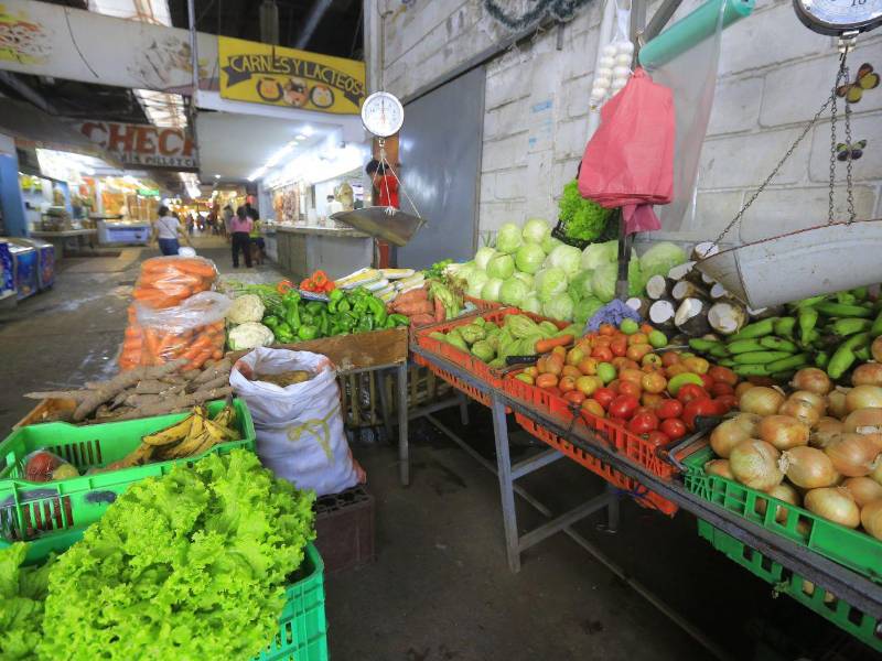 En mercados locales como el Dandy, los comerciantes reportan precios elevados en vegetales, carnes y lácteos.