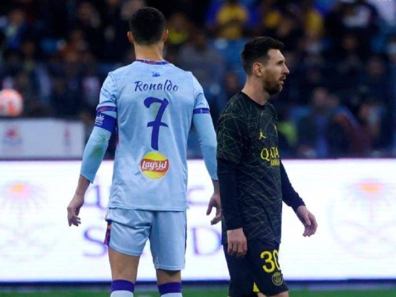 Cristiano Ronaldo y Lionel Messi en el partido amistoso entre el PSG y las estrellas de la Liga de Arabia Saudita.