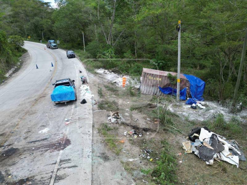 La escena del fatal accidente registrado en Quimistán, Santa Bárbara, permanece bajo estricta vigilancia debido a la presencia de material altamente tóxico derramado en la zona.