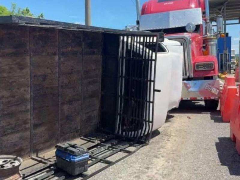 Rastra impacta varios vehículos cerca del peaje de Potrerillos.
