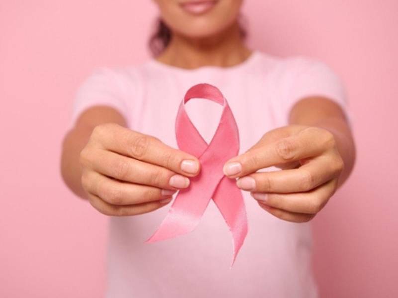 El listón rosa representa solidaridad, esperanza y compromiso.