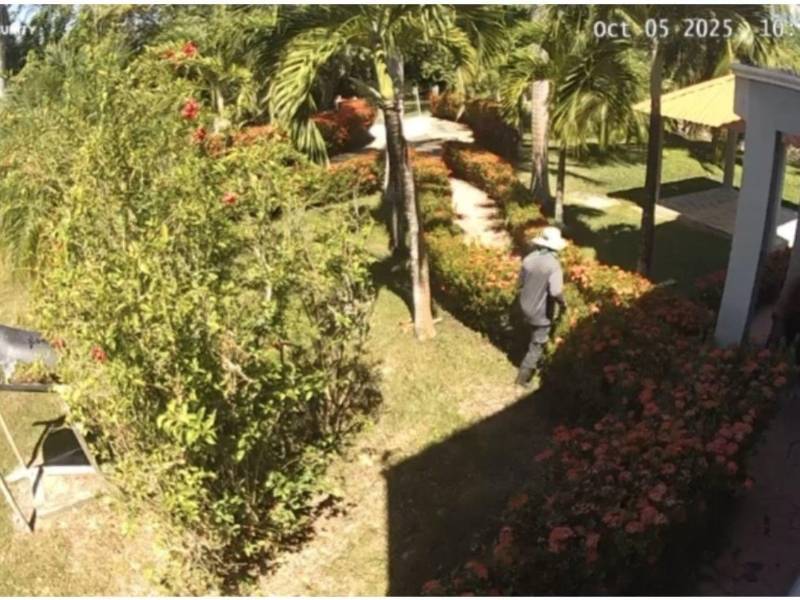 Una cámara de seguridad captó el momento que el grupo de personas ingresó al complejo de viviendas en Trujillo.