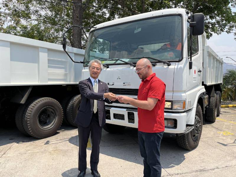 El ministro de Copeco, Darío García, recibió el equipo en representación del Gobierno hondureño.