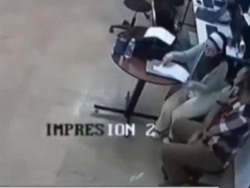 Un video presentado en la audiencia de juicio político contra funcionarios del TJE y CNE evidenciaría el presunto intento de sustraer una USB con documentos electorales sensibles.