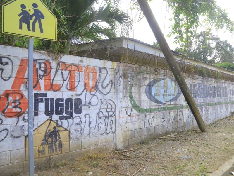“Alto al fuego” se lee en esta inscripción en el muro de una escuela en la Ebenezer, colonia que la MS quiere apodarse.