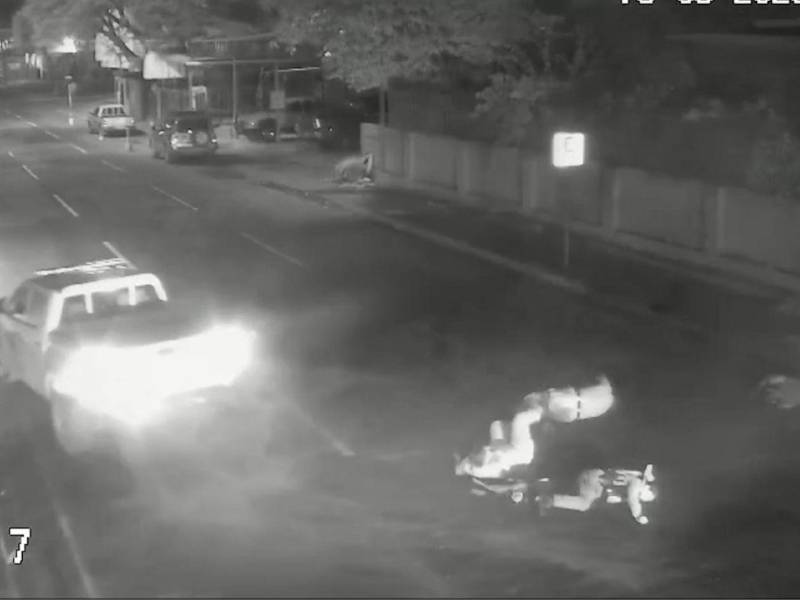 Los cuatro policías quedaron tendidos en el accidente.