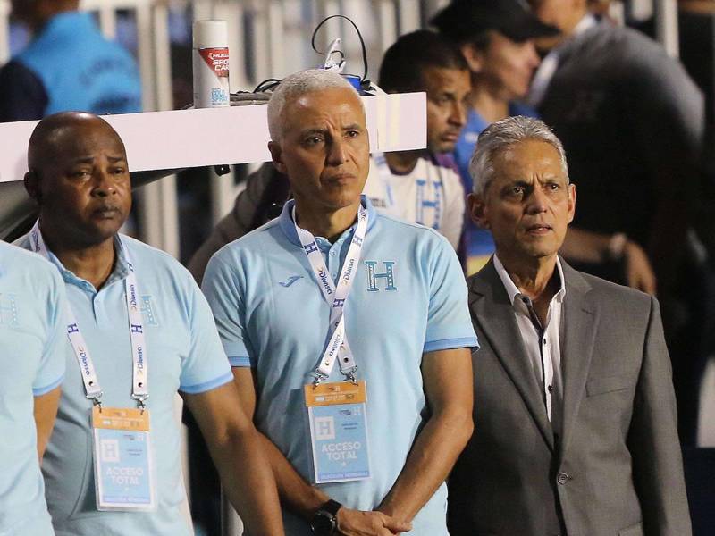 Alexis Mendoza es el número dos de la Selección de Honduras, asistiendo al técnico Reinaldo Rueda junto a Bernardo Redil.