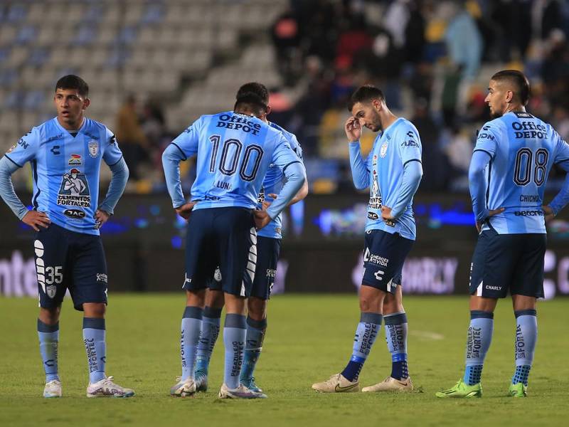 Jugadores de Pachuca lamentan la derrota ante Monterrey, durante un partido correspondiente a la jornada 11 del torneo Clausura 2023 de la Liga MX.