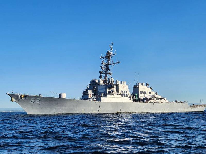 El destructor estadounidense USS Fitzgerald, fue obligado a retirarse del mar de Omán.