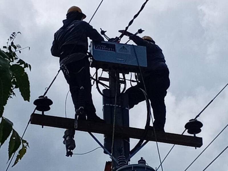 Cuadrillas de Redes Antifraude del PNRP durante trabajos de adecuación de la red en una zona residencial.