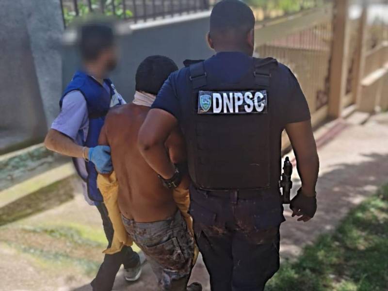 Momentos de la detención del hombre en crisis que intentaba prender fuego al cementerio de la aldea El Chimbo, en el municipio de Santa Lucía, Francisco Morazán.