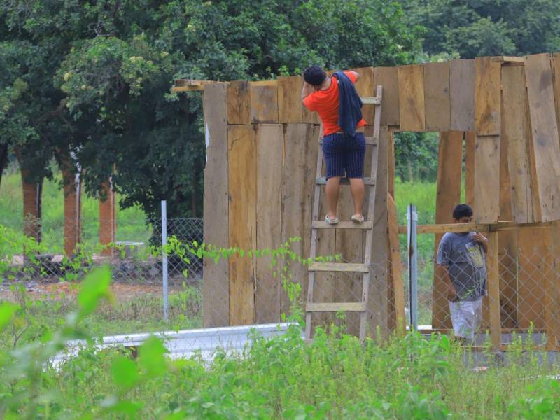 El lente de Diario LA PRENSA captó el momento en que una de las familias decidió comenzar a desmontar su vivienda ante la incertidumbre por el desalojo.