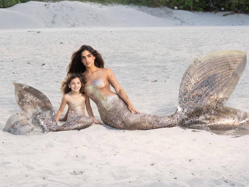 Isabella Ladera: La influencer y modelo venezolana publicó un carrusel de fotografías junto a su niña disfrazadas de sirenas en la playa. El mensaje dice: Te amo tanto hija, gracias por elegirme y por hacerme renacer, por ti celebro este y todos los días sirenita miaaaaa.
