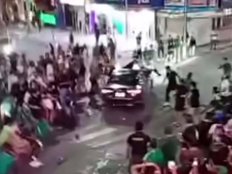 Momento posterior al atropellamiento en el bulevar Lázaro Cárdenas, donde testigos intentan auxiliar a las víctimas tras el incidente.