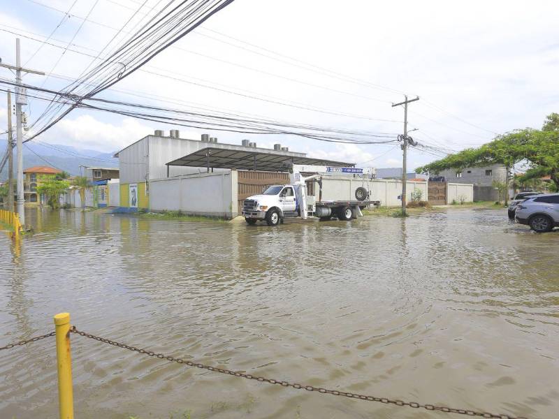 Sin respuestas ante drenajes colapsados los afectados en la colonia Montefresco advierten bloqueos por la falta de soluciones. La tormenta que azotó la noche del domingo puso en aprietos el paso en ese sector de la ciudad.