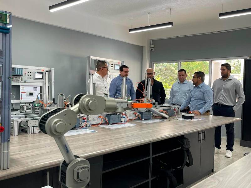 <b><span class=mln_uppercase_mln>Recorrido.</span></b> Ejecutivos de Lear Corporation revisan el equipoinstalado en los laboratorios de la UTH en San Pedro Sula.