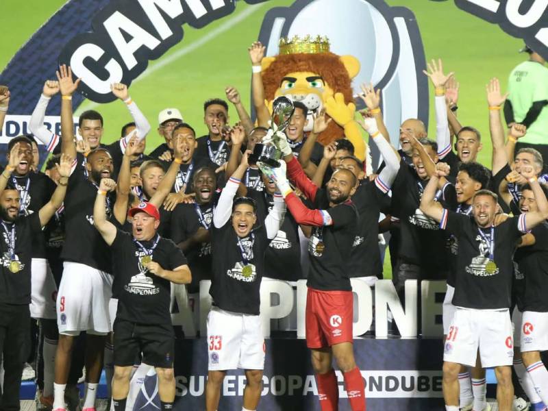 Michaell Chirinos y Edrick Menjívar se encargaron de levar el trofeo.