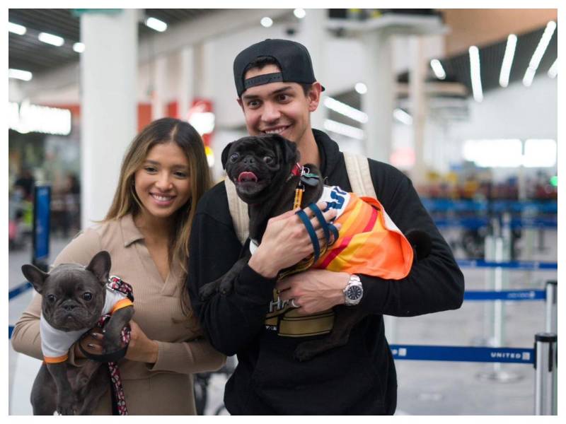 Mauricio Dubón llegó al país acompañado por su esposa Nancy Herrera y sus dos Pugs.