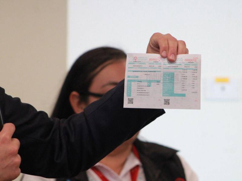 Muestran la nueva boleta vehicular que cuenta con seis nuevas medidas de seguridad.