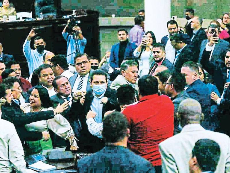 La oposición advierte de una crisis durante el proceso.