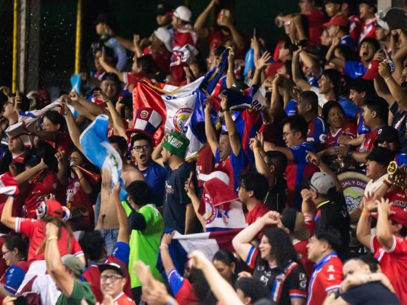 Aficionados del Xelajú celebrando el gol en el estadio Morazán.