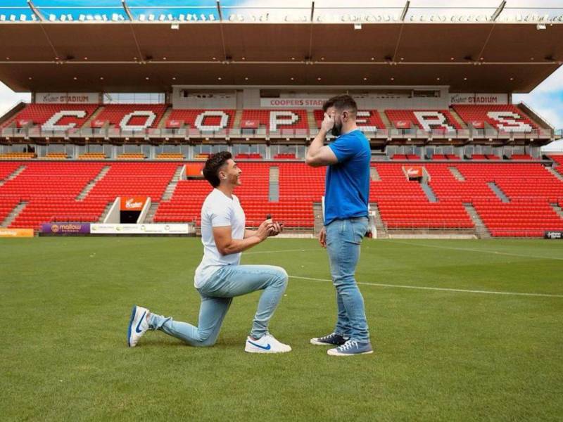 Un reconocido futbolista le propuso matrimonio a su novio en pleno campo de fútbol.