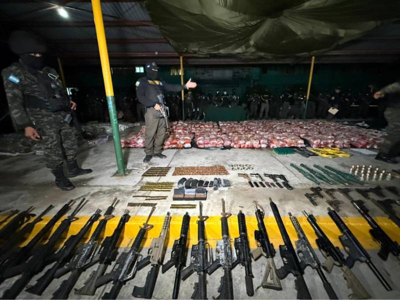 Parte de las armas decomisadas en los allanamientos realizados en San Pedro Sula