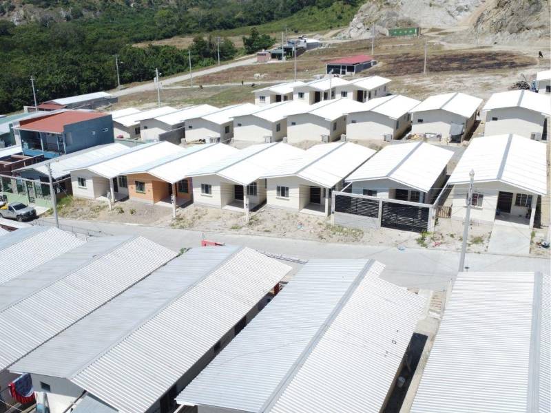 Con este nuevo plan, que ya fue socializado, el Gobierno otorgaría bonos para ayudar a las familias a calificar a un préstamo y subsidios para reducir las cuotas mensuales, facilitando así la adquisición de una casa propia.