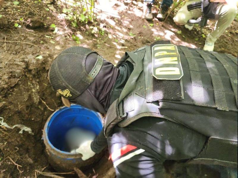 Autoridades encuentran caleta oculta con supuesta droga en Langue, Valle
