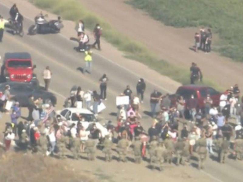 Manifestantes se enfrentaron a las fuerzas de seguridad durante un operativo migratorio en California.