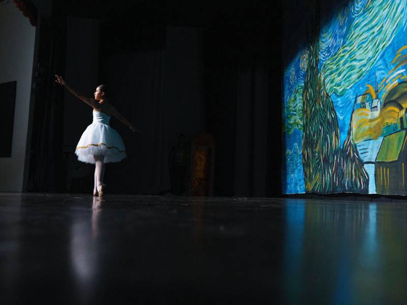 Una de las artistas de ballet en una presentación solista, en el Teatro María Teresa Alvarado de San Pedro Sula.