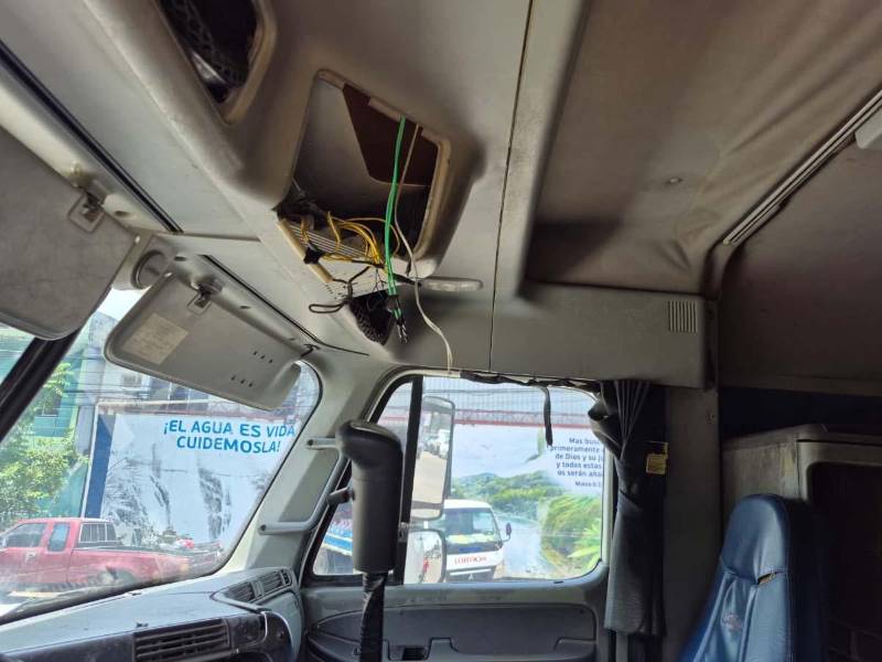Vidrios quebrados y daños en las cabinas evidencian el robo cometido contra los automotores decomisados estacionados frente a la sede policial en La Ceiba.