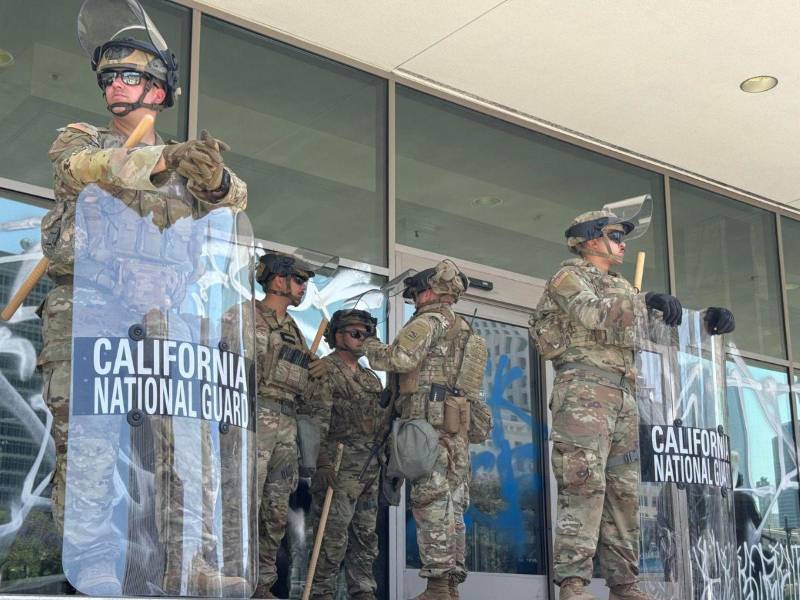 Agentes de la Guardia Nacional de California custodian un edificio en el centro de Los Ángeles, California.
