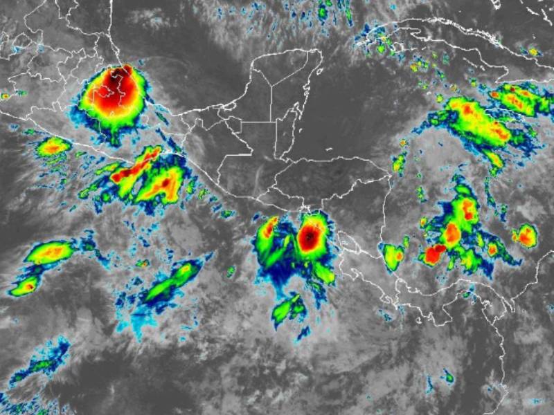 La imagen satelital muestra <b>varios núcleos de tormentas fuertes sobre el Pacífico de Centroamérica y el sur de México</b>. Las zonas en <b>rojo, naranja y amarillo</b> representan nubes de gran desarrollo vertical y temperaturas muy frías en sus cimas, una señal asociada con <b>lluvias intensas, tormentas eléctricas y posibles ráfagas de viento</b>. Se observa una concentración importante frente a las costas de Nicaragua, Honduras y El Salvador, vinculada a la circulación de Cristina.