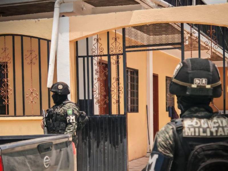 Policías militares en las antiguas oficinas de Koriun.