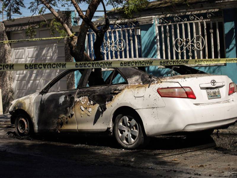 Fotografía que muestra un vehículo incendiado en Tijuana (México).