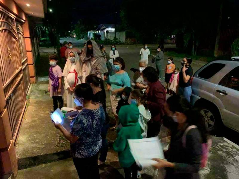 En medio de la pandemia y sin quitarse los cubrebocas los católicos celebran la navidad.