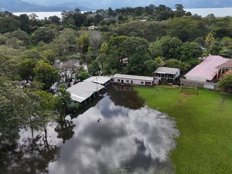 El reciente desbordamiento del Lago de Yojoa a causado un impacto para quienes viven en la zona, la crecida actualmente es algo historico que de a poco llega a orillas de la Carretera CA-5.