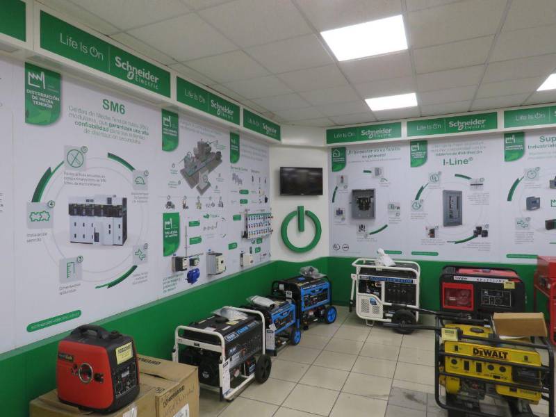 Un vistazo a la sección de Schneider Electric en la sucursal de Barrio Las Palmas.